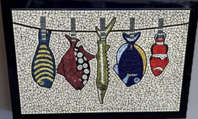 Mosaïque colorée de poissons accrochés à une corde à linge.