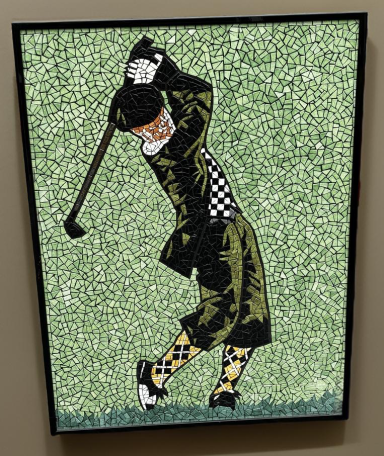 Homme en costume de golf swinguant, fond vert avec motifs.