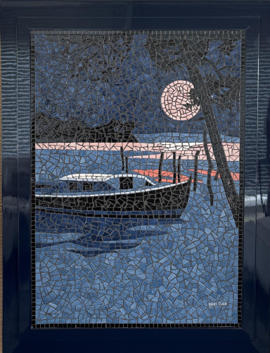 Bateau amarré près de la rive sous une lune brillante, dans une scène nocturne paisible.