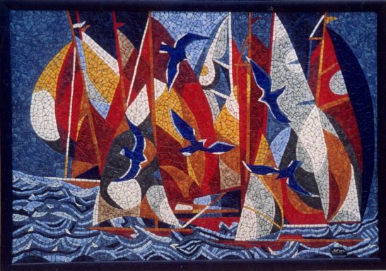 Voiliers colorés sous un ciel bleu, avec des oiseaux volant autour sur des vagues.