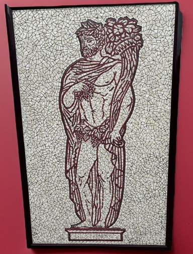 Statue de Bacchus tenant une grappe de raisin, sur fond texturé.