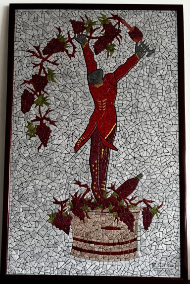 Une mosaïque représentant une figure en rouge tenant des branches de vigne.
