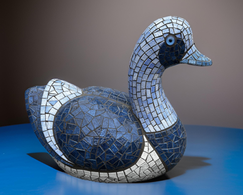 Canard en mosaïque avec des motifs bleus sur fond bleu.
