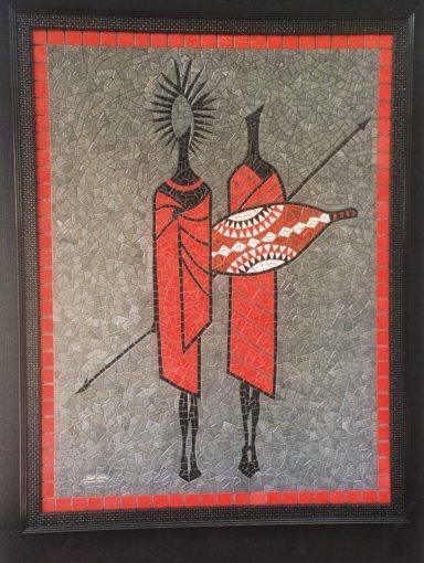 Deux silhouettes humaines en rouge, tenant une lance et un bouclier, sur fond gris.