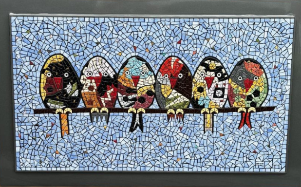 Des oiseaux colorés sur une branche, représentés de manière artistique en mosaïque.
